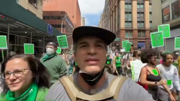 Mark Ruffalo se sumó a la marcha en Nueva York para defender el derecho al aborto