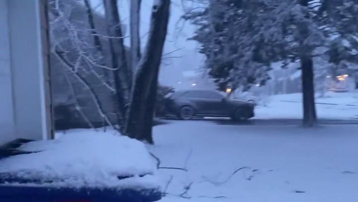 Las impactantes imágenes de la “monstruosa bomba” de viento y nieve que azota EE.UU.