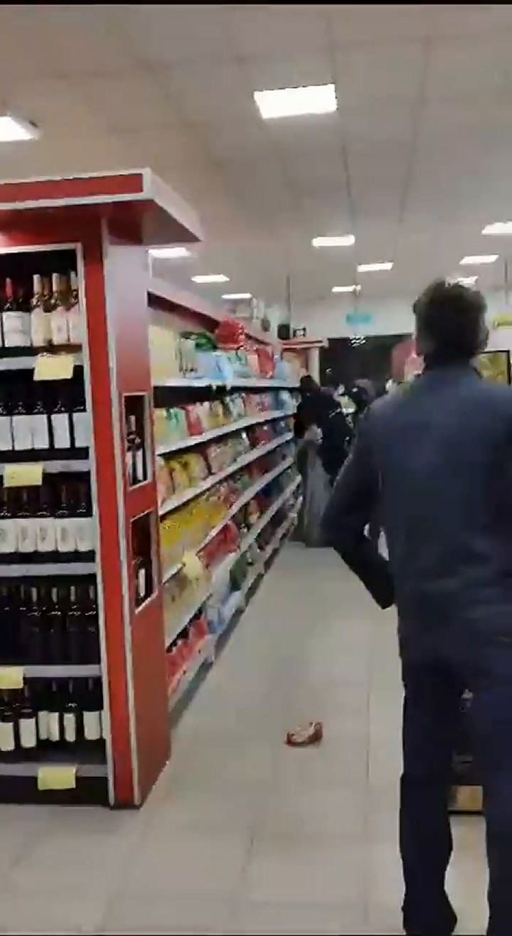 Saqueo en un super chino en Neuquén Capital