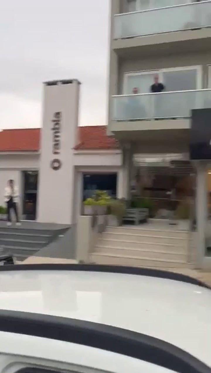 En el marco de una calle con mucho tránsito, una mujer amenazó a otros conductores con un bate