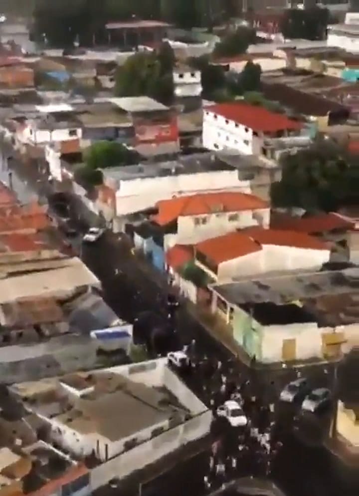 Un rayo impactó en una refinería y provocó un feroz incendio 1