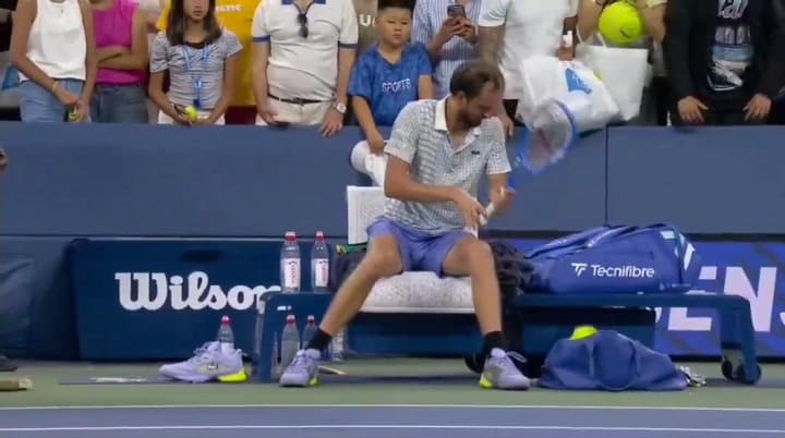 Medvedev se salió de control en el US Open luego de que un fotógrafo interrumpiera el partido y se repitiera el primer servicio para Bonzi