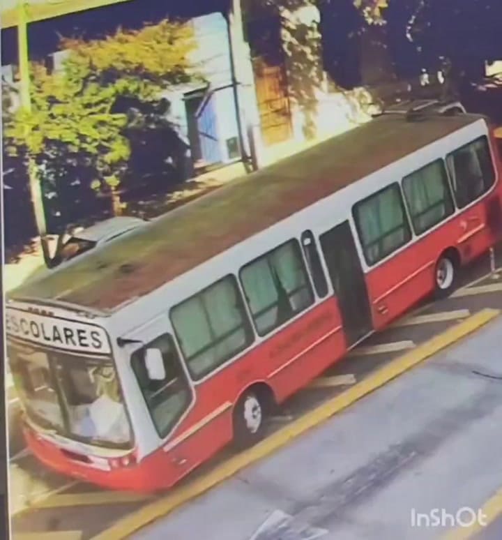 Choque entre un micro y un camión: siete niños heridos