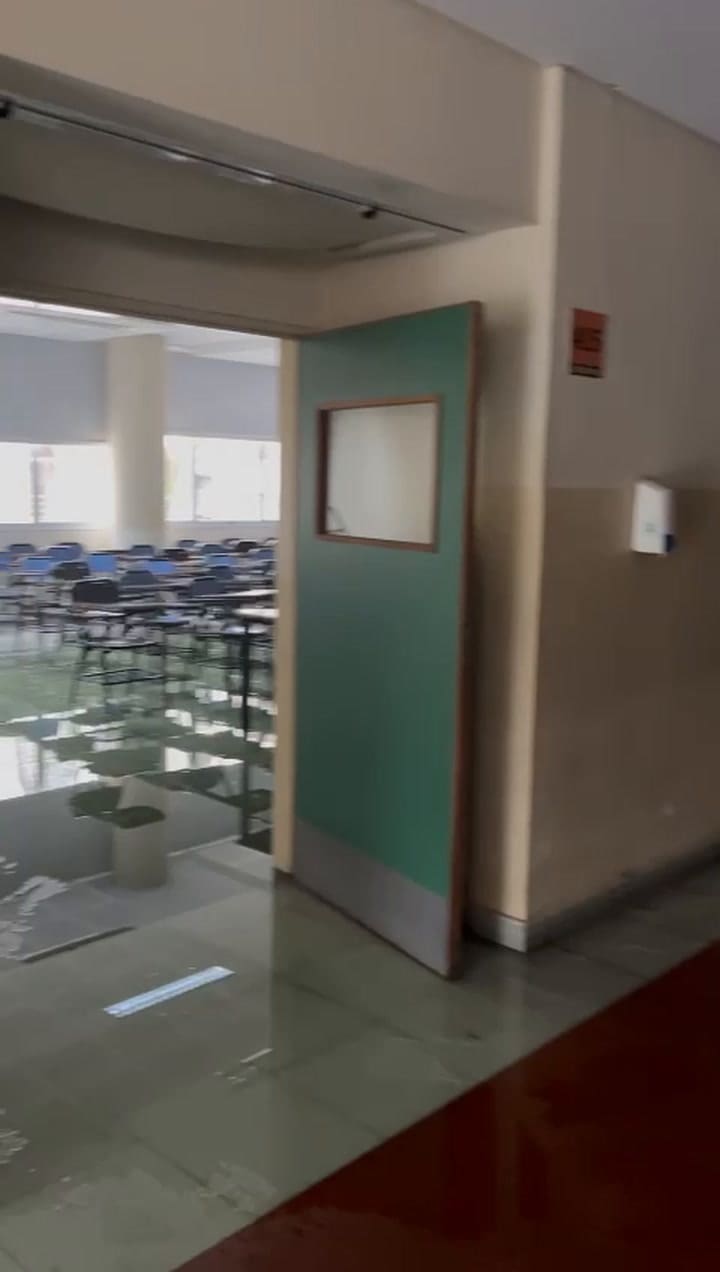 Se rompió un caño en Facultad de Ciencias Económicas