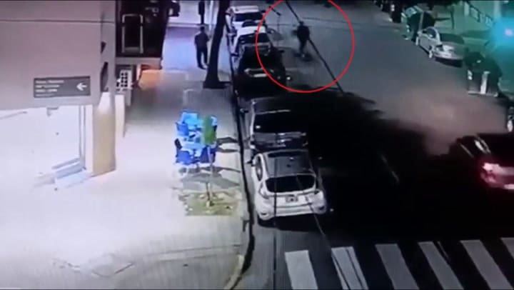 El momento en el que el periodista Ezequiel Guazzora atropella a un policía