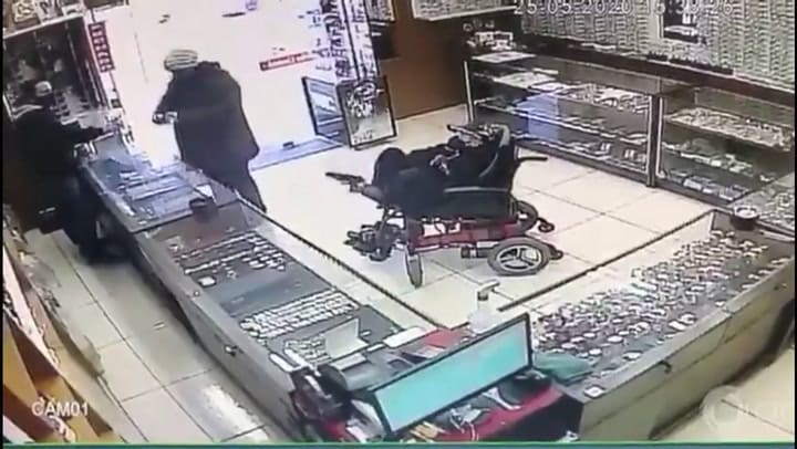 Robo en silla de ruedas: asaltó una joyeria con una arma en los pies