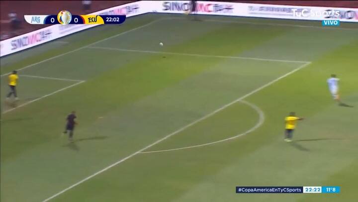 Remate de Lionel Messi que termina dando en el palo izquierdo del arquero ecuatoriano