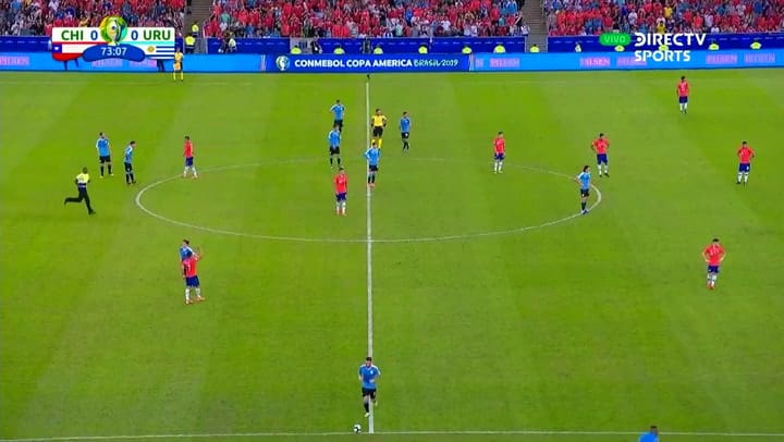 Un intruso irrumpió en el campo de juego durante el partido Chile Vs. Uruguay - DirecTV Sports