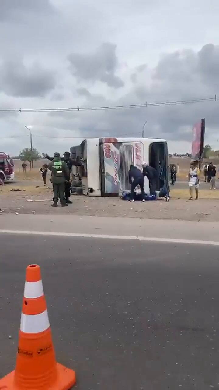 Un colectivo cargado con hinchas de Boca volcó en la ruta y dejó al menos un muerto