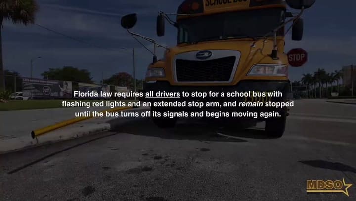 La Oficina del Sheriff de Miami-Dade detalla las normas de tránsito fundamentales al encontrarse con un autobús escolar