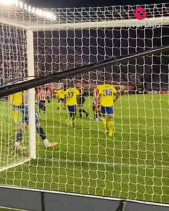 Agustín Rossi reafirma su condición de especialista al desviarle el penal a Leandro Díaz.