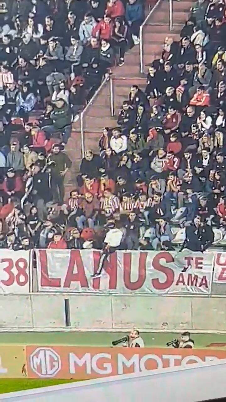 Un hincha de Estudiantes le pegó una trompada a otro y lo tiró a la fosa de agua