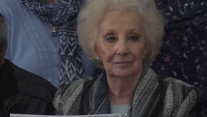 Recuperan al nieto 128, apropiado durante dictadura - Fuente: AFP