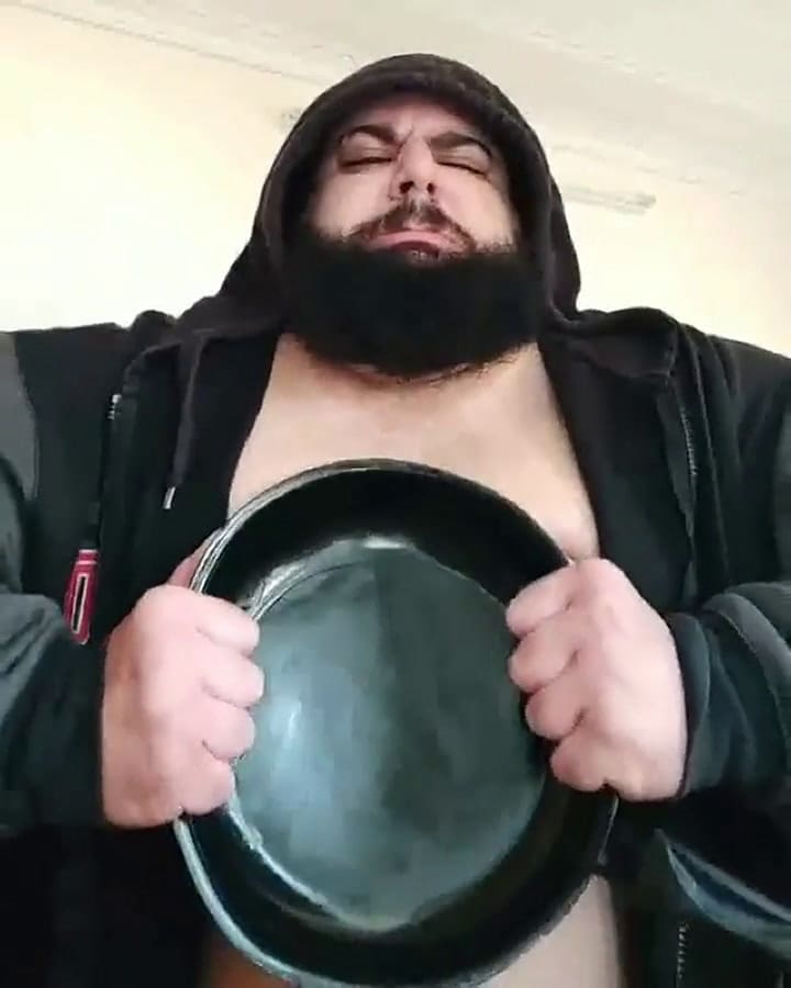 Sajad Gharibi, el hulk iraní, dobló un sartén con facilidad - Fuente: Instagram