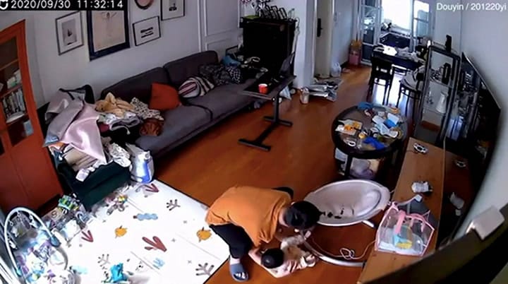 Un padre de 'buenos reflejos' evitó que su bebé se caiga y se volvió viral