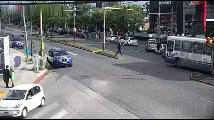 Córdoba: se conoció el video completo de la infracción que hizo el automovilista que luego arrastró