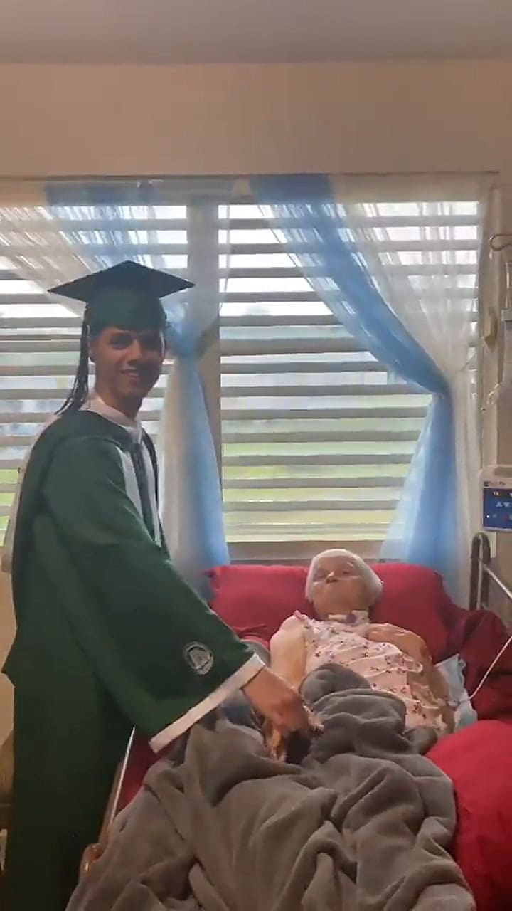 El emotivo gesto de un joven recién graduado con su abuela (Twitter @emvnuelor)
