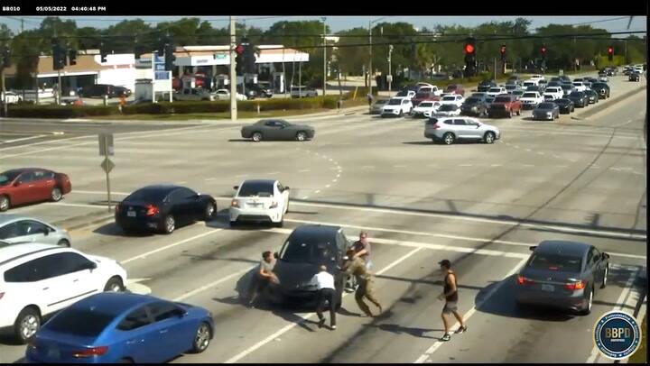 Así lograron frenar el auto de la conductora desvanecida