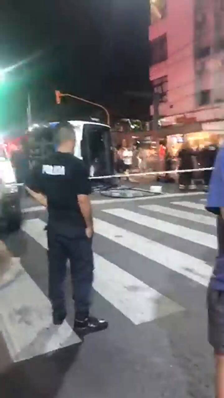 Fuerte choque entre una autobomba que iba a una emergencia y un colectivo