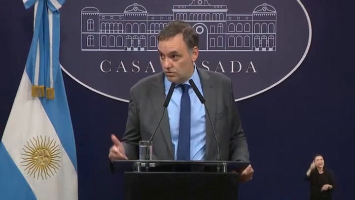 Manuel Adorni y el avión de Scatturice