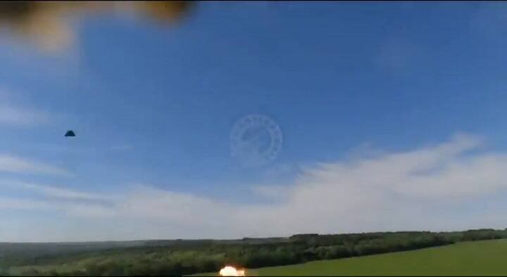 Un soldado ruso capturó el momento en el que su avión es alcanzado por un misil y explota en llamas