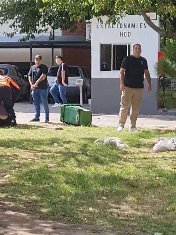 Incidentes en las afueras de la municipalidad de Quilmes entre "trapitos" y efectivos bonaerenses