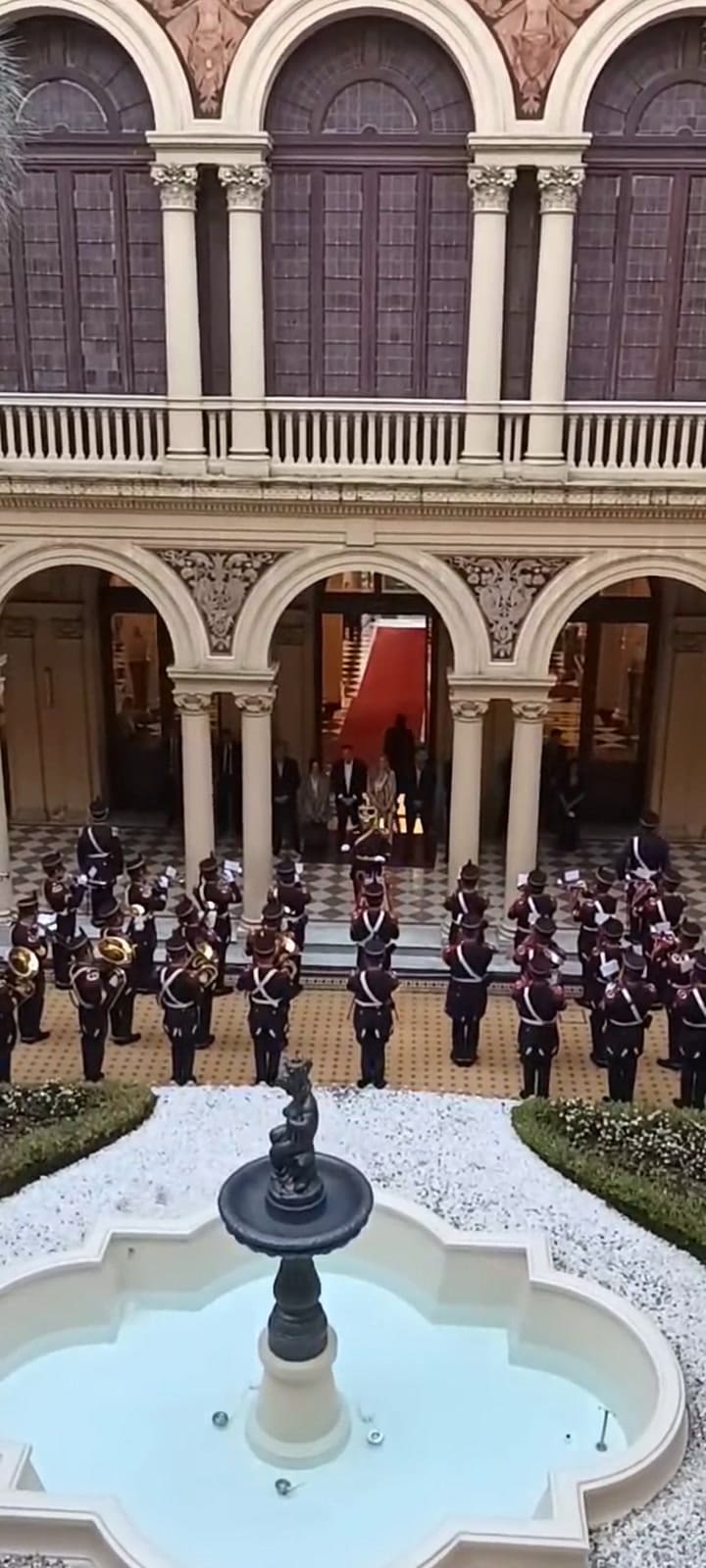 Los granaderos tocaron en el patio de las palmeras de la Casa Rosada, ante Karina Milei