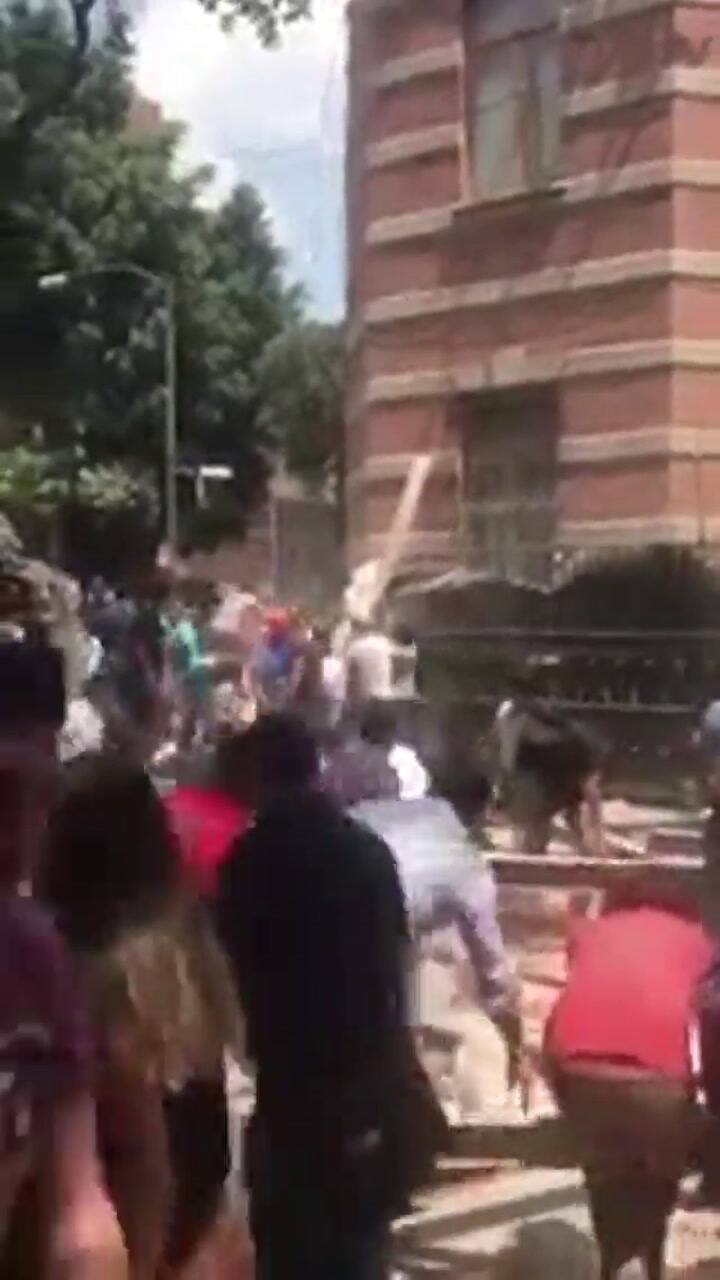 En México levantan escombros de un edificio para buscar sobrevivientes tras el terremoto