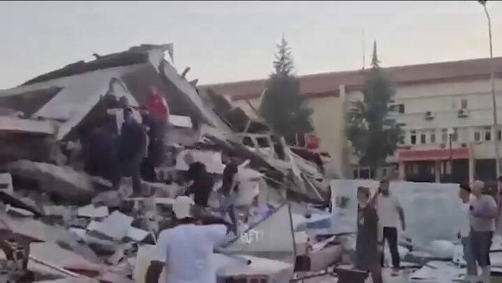 Un sismo de más de seis grados sacudió al noreste de Turquía y provocó el colapso de una docena de edificios