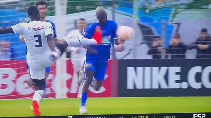 La brutal patada del futbolista francés Eric Bailly