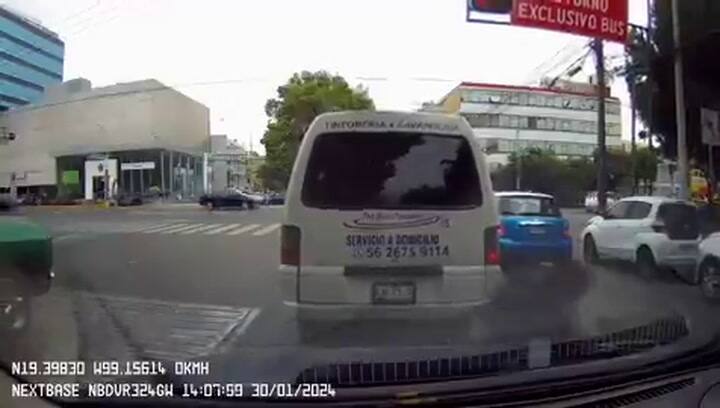 Un hombre finge ser atropellado y queda todo grabado