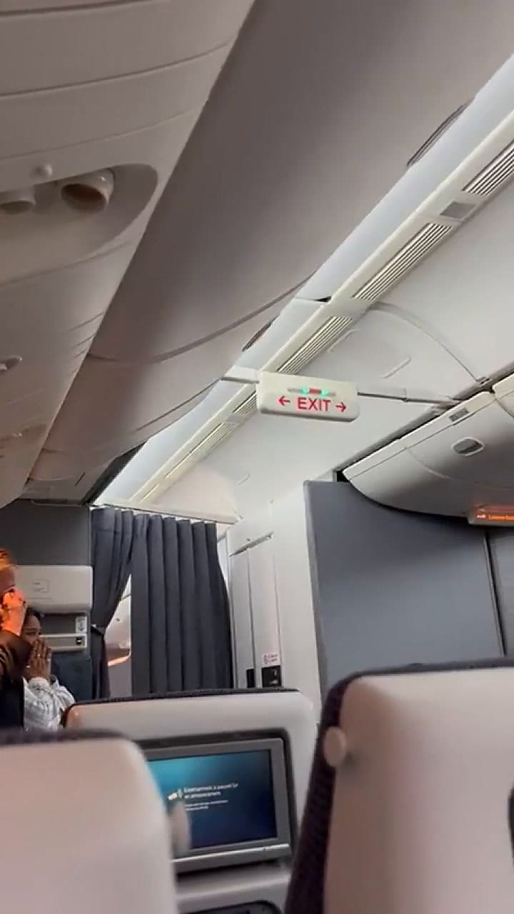 El momento en que los pasajeros de un vuelo de British Airways supieron de la muerte de Isabel II