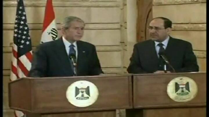 El momento en que Muntazar al-Zaidi le arroja un zapato a George Bush - Fuente: Youtube