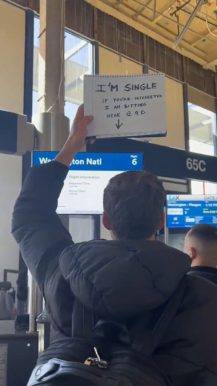 Un sujeto prueba una ingeniosa técnica para conseguir pareja en un avión
