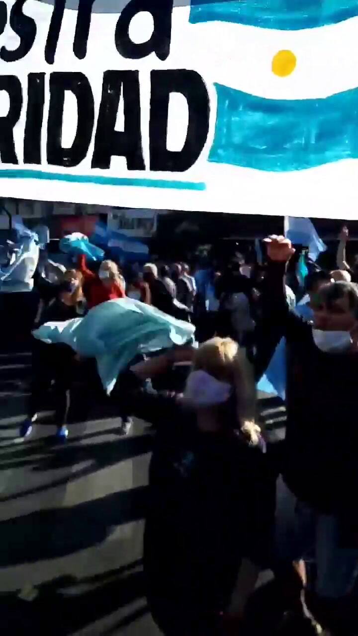 Manifestantes cantan el Himno Nacional en Ramos Mejía