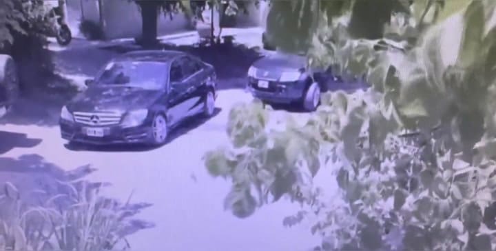 Un hombre rompe con un palo de golf un Mercedes Benz mal estacionado en un country