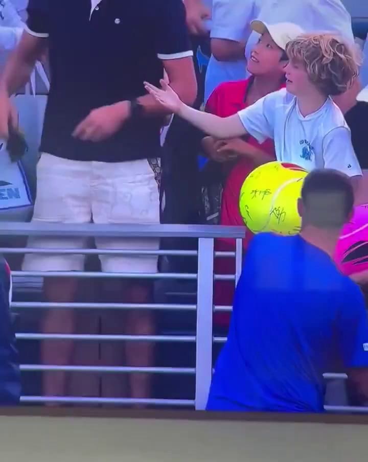 Un espectador le robó a un chico la gorra del tenista Kamil Majchrzak (GIF)