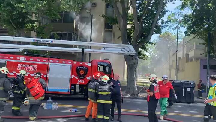 Fatal incendio en Flores contabiliza al menos dos muertos