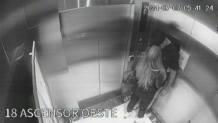 GIF El momento en que el rugbier francés y la denunciante suben a la habitación