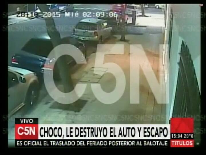 Recoleta: una camioneta pasó por arriba a un auto estacionado