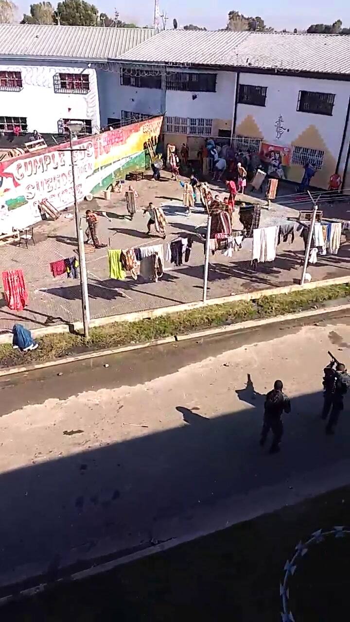 Las fuerzas de seguridad tratan de contener a los tiros