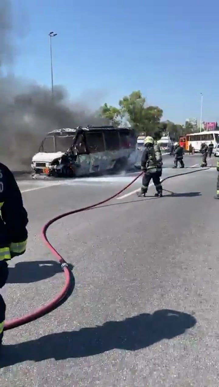 Se incendió un micro de la Policía Bonaerense en la autopista Ricchieri