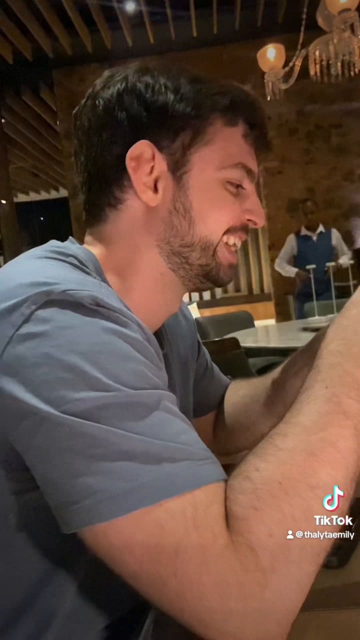 Pidieron un vino de 200.000 pesos pensando que costaba 20.000: quedaron embargados con la cuenta