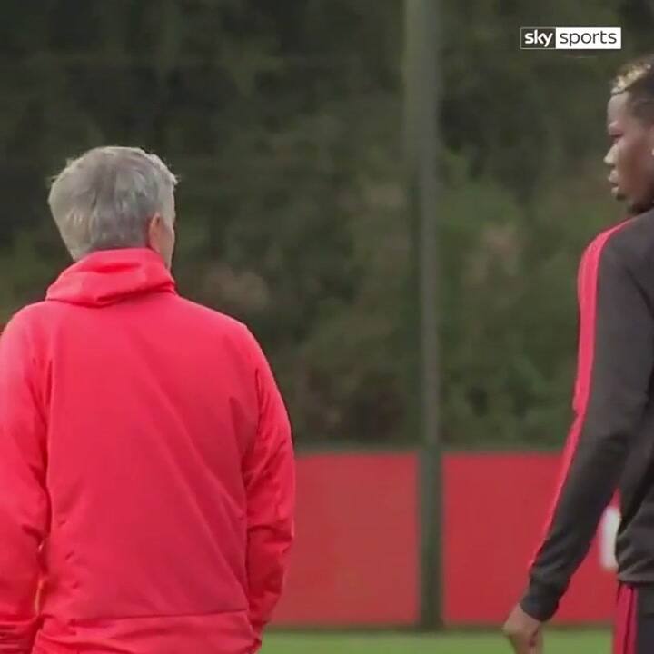 Las miradas entre Pogba y Mourinho en plena práctica - Fuente: Twitter @marca