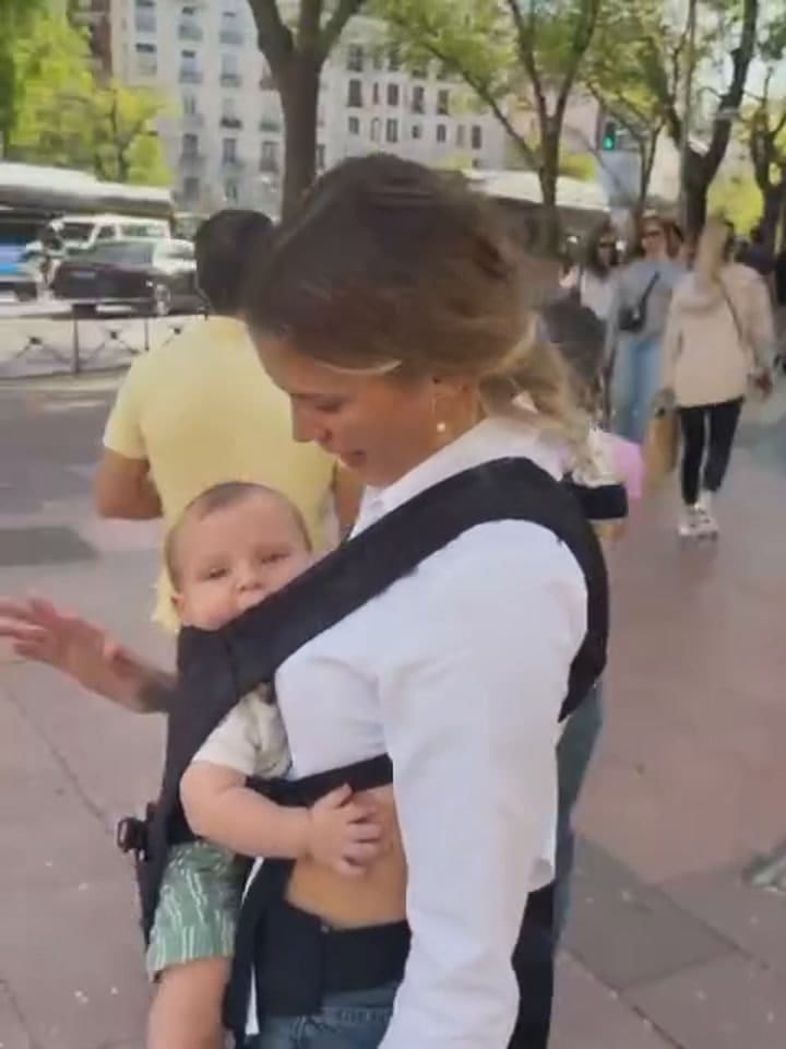 Eva Bargiela en Madrid con su hijo Faustino
