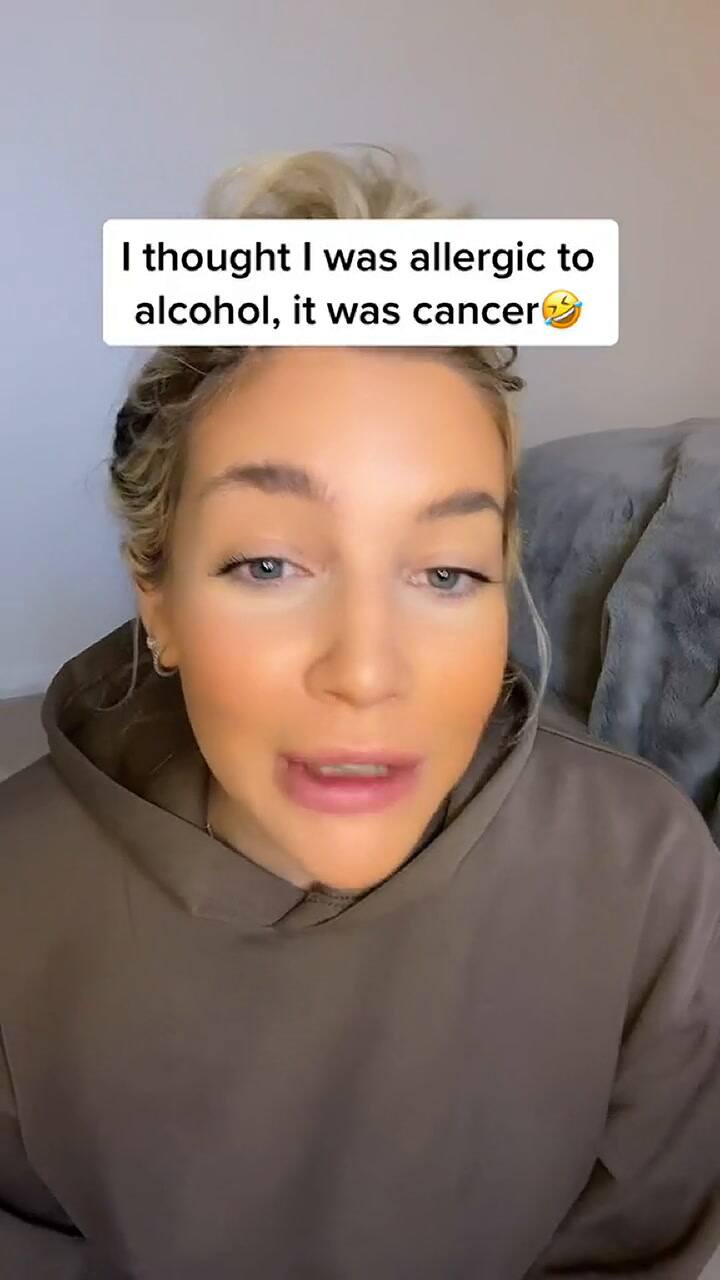 Una mujer dijo cómo pensaba que era alérgica al alcohol pero en realidad tenía cáncer