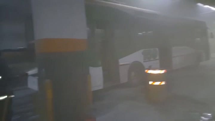 El motor de un colectivo de la línea 159 se prendió fuego y el estacionamiento subterráneo se llenó de humo