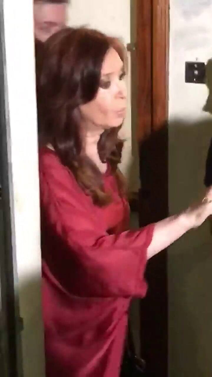 Sale a saludar Cristina Kirchner en Recoleta