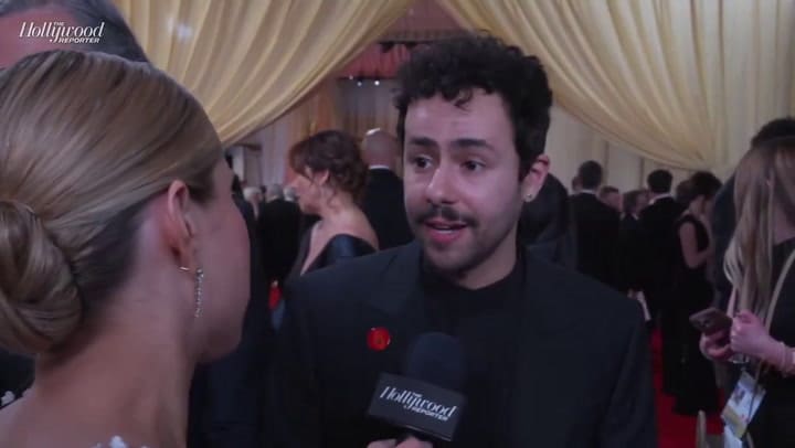El actor Ramy Youssef llevó el pin de Artists4Ceasefire durante los Premios Oscar, el 10 de marzo de 2024