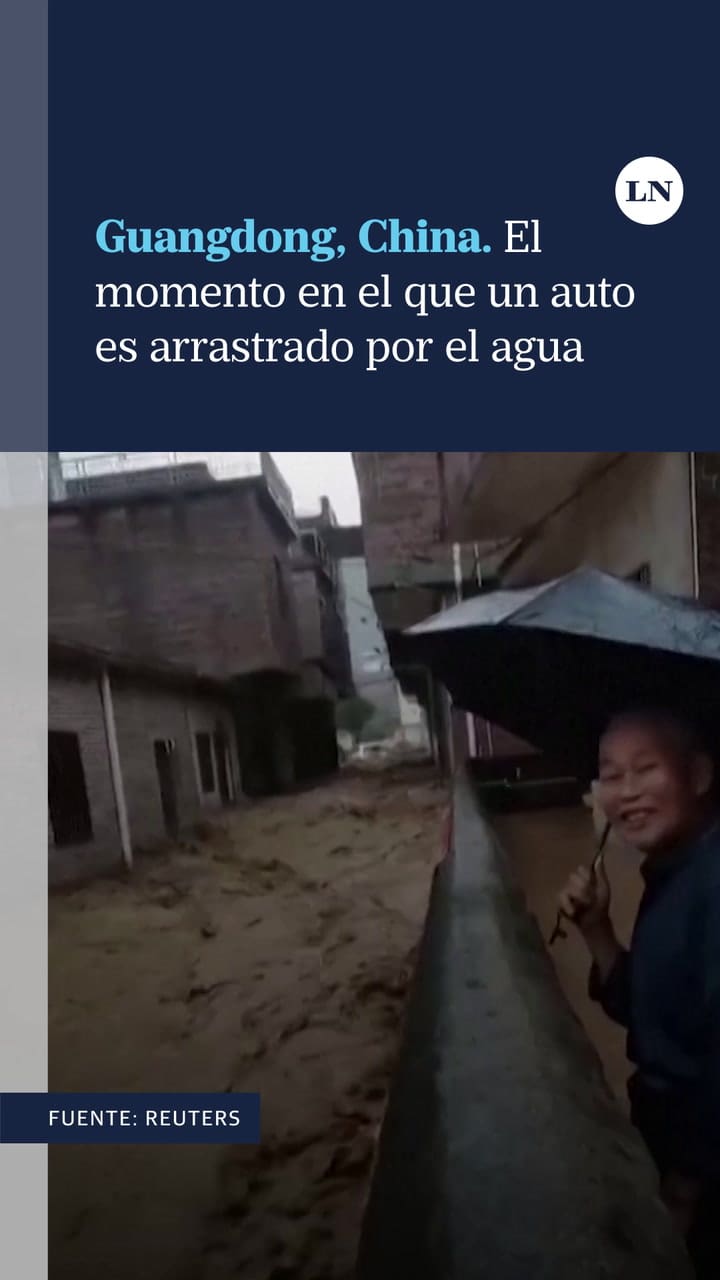 El momento en el que un auto es arrastrado por el agua en Guangdong, China